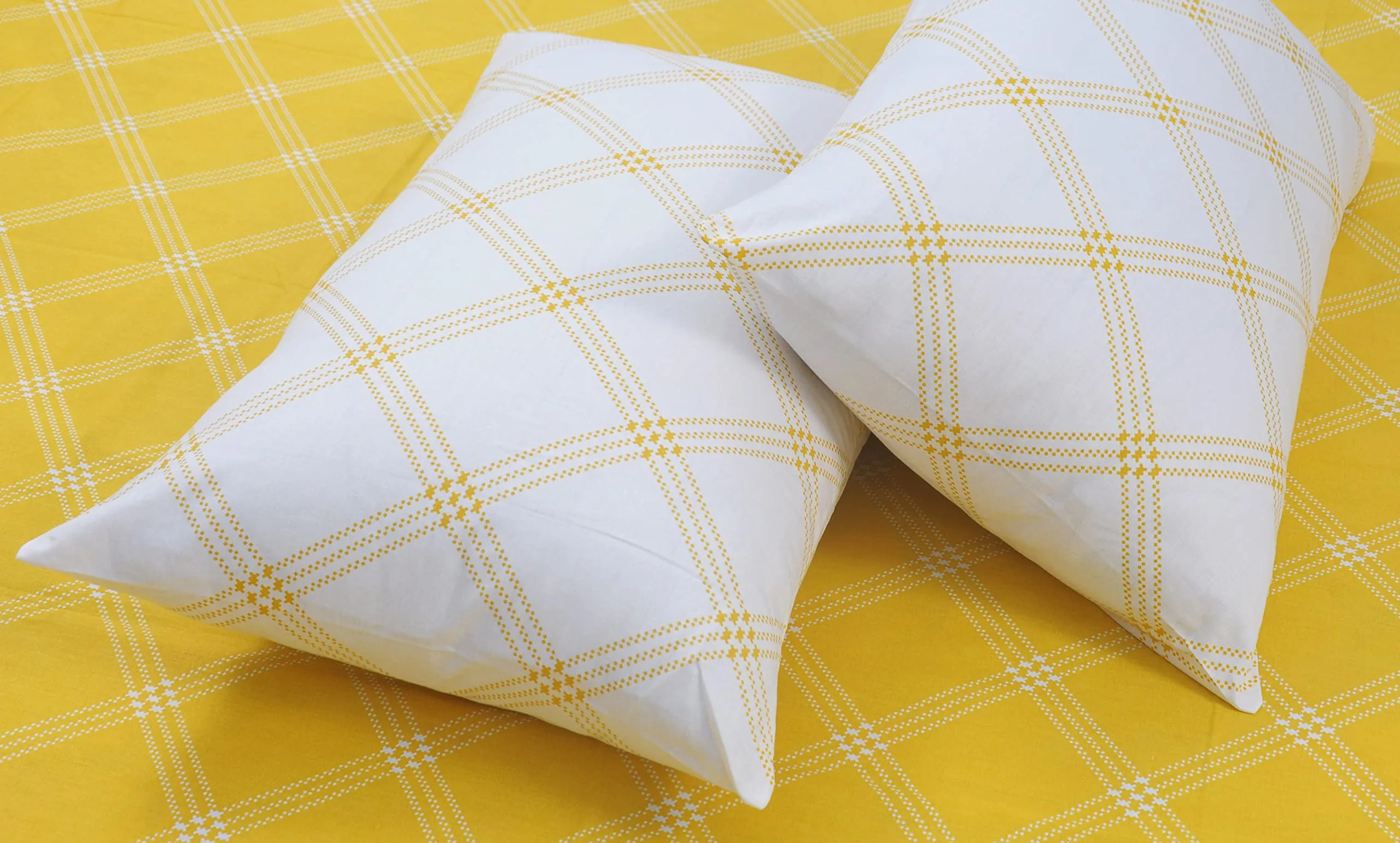 Huesland by Ahmedabad Cotton 186 TC Cotton Elastic Fitted Bedsheets King Size with 2 Pillow Covers | 72x78 inches | Yellow & White